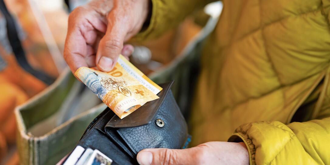 PORTEMONNAIE, GELDBOERSE, SCHWEIZER FRANKEN, SCHWEIZERFRANKEN, SCHWEIZER GELD, GELD, WAEHRUNG, ZAHLUNGSMITTEL, BARGELD, CHF, SFR, BANKNOTE, GELDNOTE, GELDSCHEIN, PAPIERGELD KAUFKRAFT,