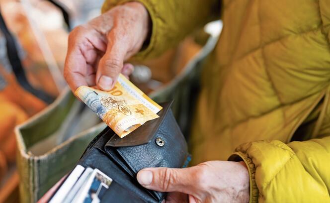 PORTEMONNAIE, GELDBOERSE, SCHWEIZER FRANKEN, SCHWEIZERFRANKEN, SCHWEIZER GELD, GELD, WAEHRUNG, ZAHLUNGSMITTEL, BARGELD,  CHF, SFR,  BANKNOTE, GELDNOTE, GELDSCHEIN, PAPIERGELD KAUFKRAFT,