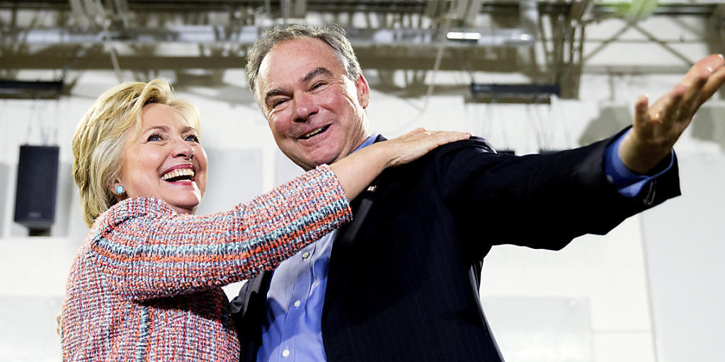 Wollen gemeinsam zum Wahlsieg tanzen: Hillary Clinton setzt Senator Tim Kaine als Kandidat fürs Vizepräsidium aufs Ticket der US-Demokraten. (Archivbild)