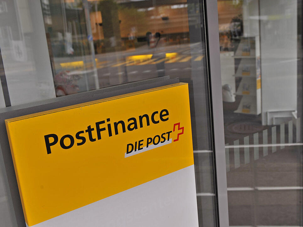 Kein Geld: Wegen technischer Probleme riet Postfinance am Samstag während Stunden davon ab, mit der Postcard am Automaten Bargeld zu beziehen. (Themenbild)