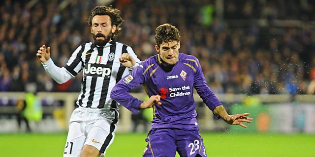 Fiorentina's Marcos Alonso (r.) im Zweikampf mit Juves Andrea Pirlo