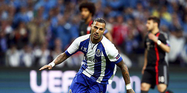Portos Doppeltorschütze Ricardo Quaresma setzt zum Jubellauf an