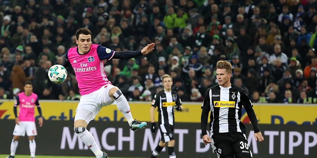 Nico Elvedi (rechts) kann Hamburgs Filip Kostic bei dieser akrobatischen Szene nicht stören