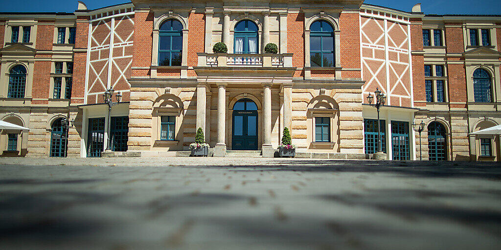 ARCHIV - Das Richard-Wagner-Festspielhaus in Bayreuth. (zu dpa «Bund gibt rund 85 Millionen für Bayreuther Festspielhaus?») Foto: Daniel Karmann/dpa
