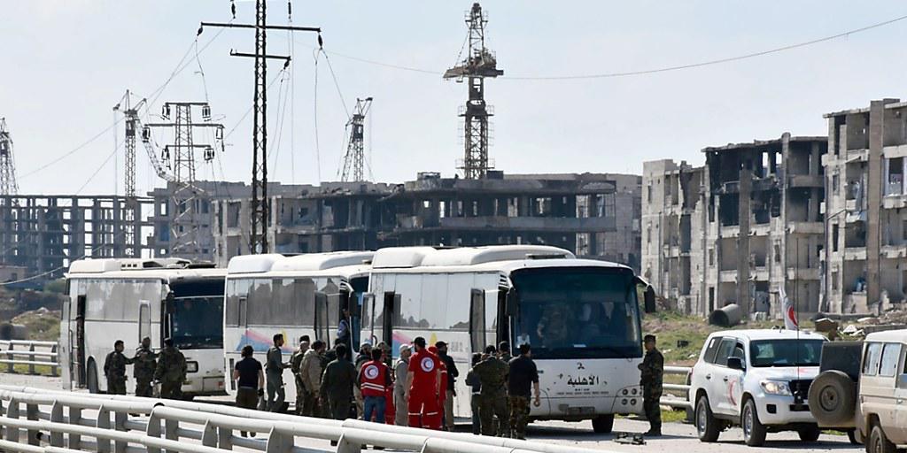 Busse mit Evakuierten aus Fua und Kafraja nahe Aleppo. Nachdem sie an einem Kontrollpunkt dort aufgehalten worden waren, konnten sie am Freitag weiterfahren. (Archiv)