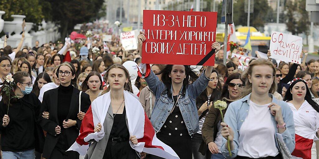 dpatopbilder - Frauen nehmen an einer Demonstration der Opposition in Belarus teil. Foto: -/AP/dpa