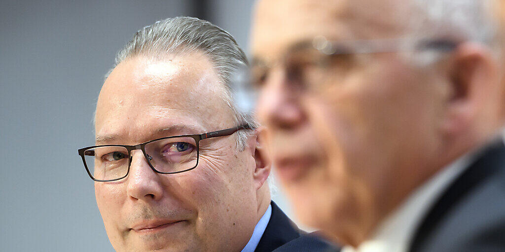 Nagelprobe als Interims-Chef bestanden: Dirk Lindemann (links, neben Finanzminister Ueli Maurer) wird neuer Direktor des Bundesamts für Informatik und Telekommunikation.
