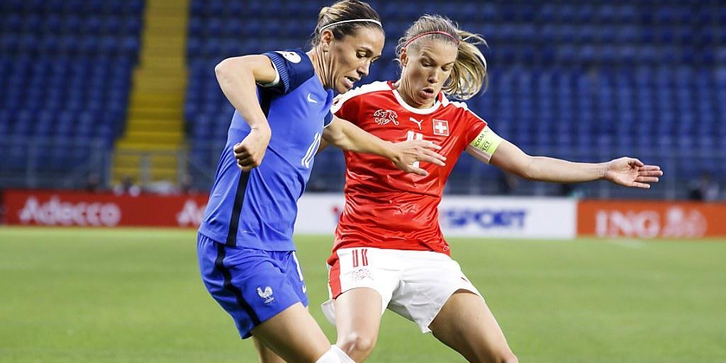 Matchwinnerin für Frankreich: Camille Abily (li.), Torschützin des französischen Ausgleichs, im Zweikampf mit dem Schweizer Captain Lara Dickenmann Matchwinnerin für Frankreich: Camille Abily (li.), Torschützin des französischen Ausgleichs, im Zweikampf mit dem Schweizer Captain Lara Dickenmann