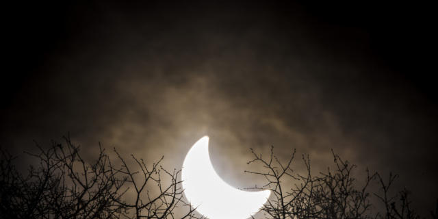 Die Sonne als Sichel im Himmel über Sitten Die Sonne als Sichel im Himmel über Sitten