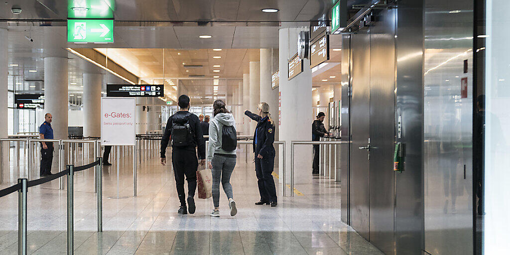 Reisende am Flughafen Zürich: Die grösste Rückholaktion der Schweizer Geschichte ist bald abgeschlossen (Symbolbild)