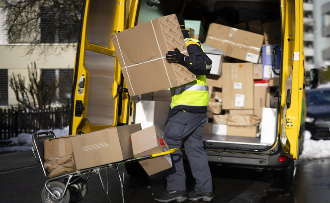 PAKETBOTE, POSTBOTE, POSTANGESTELTER, ANGESTELTER, PAKETPOST, PAKET, PAKETZUSTELLUNG, VERSANDT, PAKETVERSANDT,