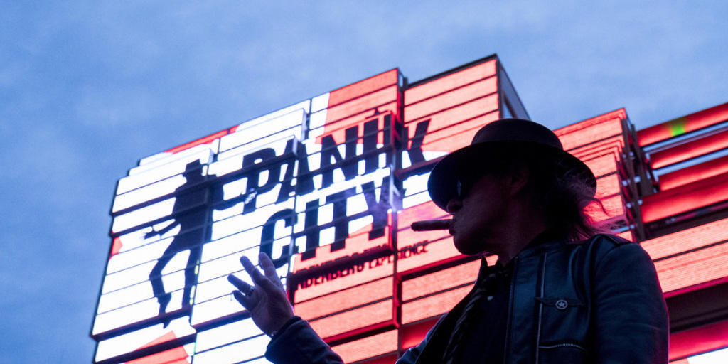 Udo Lindenberg steht vor dem Klubhaus St. Pauli am Spielbudenplatz in Hamburg: Hier will der Musiker seine "Panik City" einrichten. Udo Lindenberg steht vor dem Klubhaus St. Pauli am Spielbudenplatz in Hamburg: Hier will der Musiker seine "Panik City" einrichten.