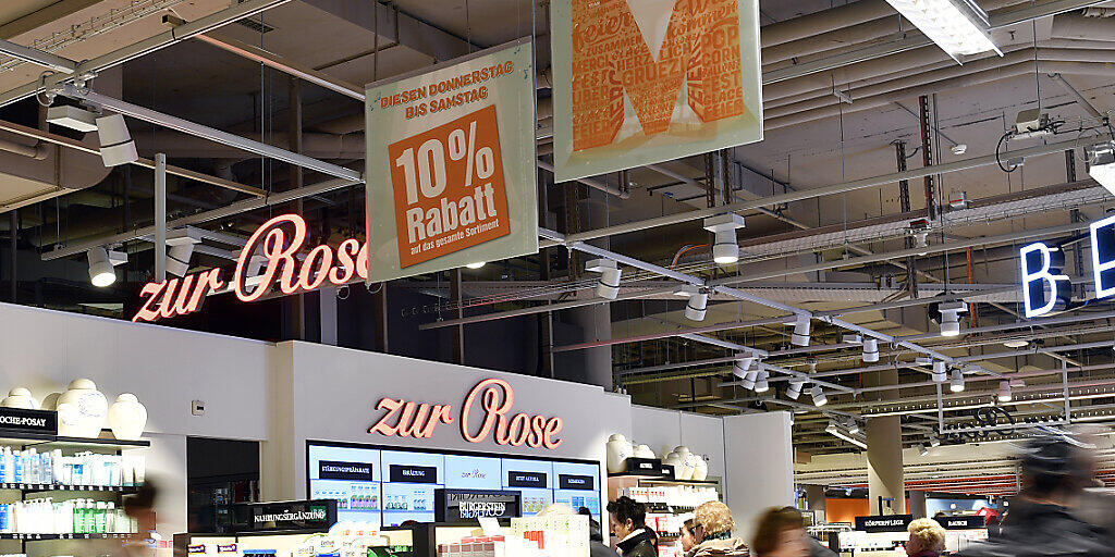 Nach dem erfolgreichen Pilotbetrieb der Shop-in-Shop-Apotheken - hier in der Migros Limmatplatz in Zürich - starten Migros und Zur Rose zwei Gemeinschaftsunternehmen. (Archiv)