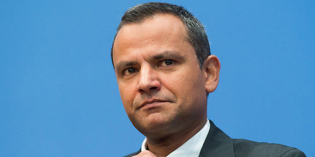 Der frühere deutsche SPD-Bundestagsabgeordnete Sebastian Edathy muss die Parteimitgliedschaft für drei Jahre ruhen lassen. Er hat zugegeben, kinderpornografische Fotos und Videos besessen zu haben.