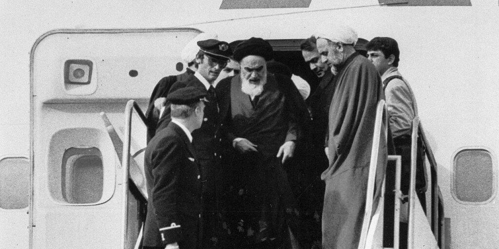 Die islamische Revolution vor 40 Jahren: Der religiöse Führer Ayatollah Ruhollah Chomeini bei seiner Rückkehr aus dem Exil am 1. Februar 1979. (Archiv) Die islamische Revolution vor 40 Jahren: Der religiöse Führer Ayatollah Ruhollah Chomeini bei seiner Rückkehr aus dem Exil am 1. Februar 1979. (Archiv)