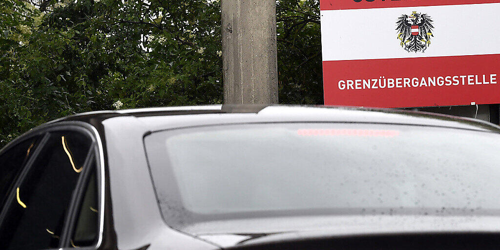 ARCHIV - Ein Fahrzeug passiert die Grenze zwischen Ungarn und Österreich. Österreich verhängt für alle Einreisenden aus Corona-Risikogebieten vom 7. Dezember bis zum 10. Januar eine zehntägige Quarantänepflicht. Ziel sei es, den Tourismus weitgehend einzudämmen, teilte die Regierung am Mittwoch in Wien mit. Foto: Harald Schneider/APA/dpa ARCHIV - Ein Fahrzeug passiert die Grenze zwischen Ungarn und Österreich. Österreich verhängt für alle Einreisenden aus Corona-Risikogebieten vom 7. Dezember bis zum 10. Januar eine zehntägige Quarantänepflicht. Ziel sei es, den Tourismus weitgehend einzudämmen, teilte die Regierung am Mittwoch in Wien mit. Foto: Harald Schneider/APA/dpa