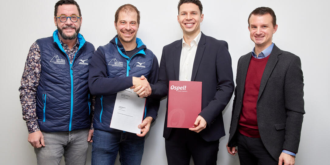 Glückliche Gesichter: Patrik Schädler und Christoph Willinger vom Verein Pro LGT Alpin Marathon sowie Philipp Ospelt und Reto Siegenthaler von der Ospelt Gruppe (v.l.).