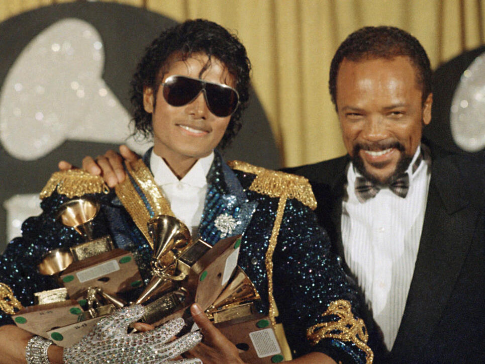 Das Bild zeigt Michael Jackson 1984 zusammen mit Qunicy Jones anlässlich der Grammy-Awards-Verleihung in Los Angeles. Das Filmfestival in Venedig präsentierte am 4. September 2017 eine 3-D-Version von Jacksons Musikvideo "Thriller". (Archiv)