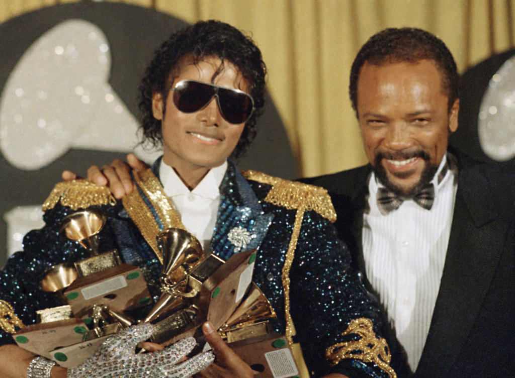 Das Bild zeigt Michael Jackson 1984 zusammen mit Qunicy Jones anlässlich der Grammy-Awards-Verleihung in Los Angeles. Das Filmfestival in Venedig präsentierte am 4. September 2017 eine 3-D-Version von Jacksons Musikvideo "Thriller". (Archiv) Das Bild zeigt Michael Jackson 1984 zusammen mit Qunicy Jones anlässlich der Grammy-Awards-Verleihung in Los Angeles. Das Filmfestival in Venedig präsentierte am 4. September 2017 eine 3-D-Version von Jacksons Musikvideo "Thriller". (Archiv)