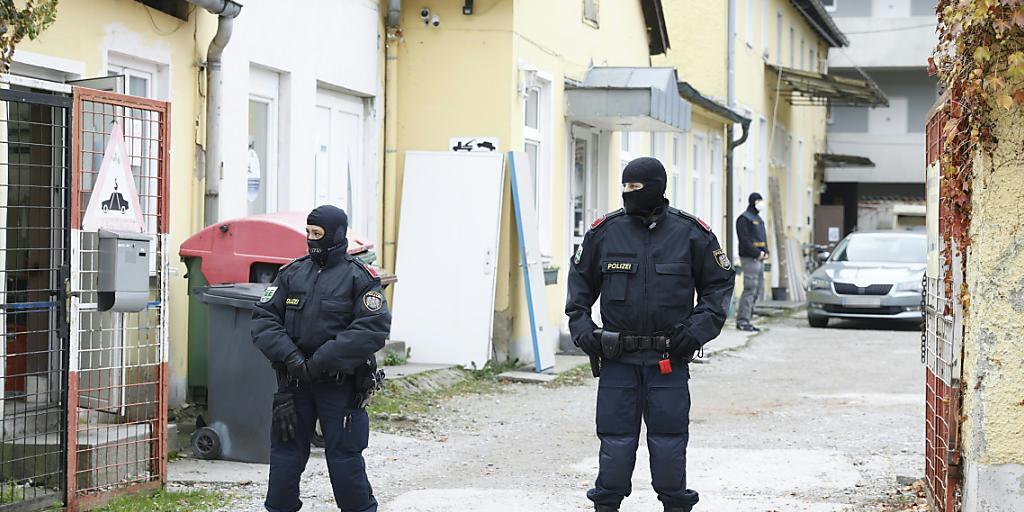 Zwei Polizisten stehen in einer Einfahrt an einem Einsatzort der Operation «Luxor» in Graz. Foto: Erwin Scheriau/APA/dpa - ACHTUNG: Die Kfz-Kennzeichen wurden aus persönlichkeitsrechtlichen Gründen gepixelt. Zwei Polizisten stehen in einer Einfahrt an einem Einsatzort der Operation «Luxor» in Graz. Foto: Erwin Scheriau/APA/dpa - ACHTUNG: Die Kfz-Kennzeichen wurden aus persönlichkeitsrechtlichen Gründen gepixelt.