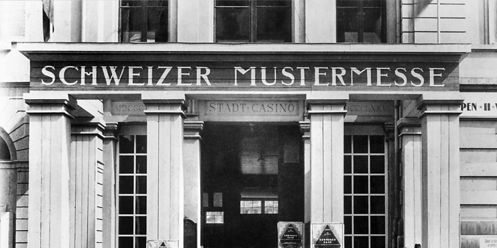 Der Eingang zur ersten Schweizer Mustermesse im Stadtcasino Basel, aufgenommen im Jahr 1917. (Archivbild) Der Eingang zur ersten Schweizer Mustermesse im Stadtcasino Basel, aufgenommen im Jahr 1917. (Archivbild)