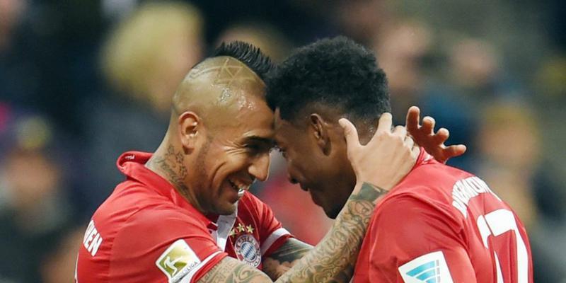 Bayerns Arturo Vidal (links) freut sich mit David Alaba über das 1:0 gegen Gladbach