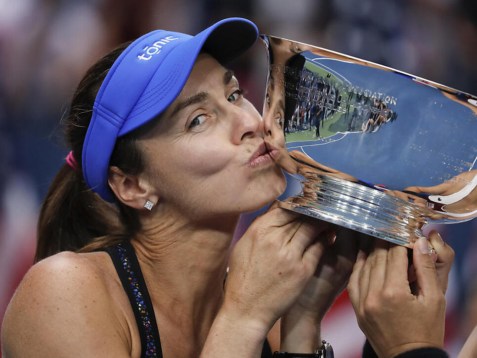 Martina Hingis küsst ihren 25. Grand-Slam-Pokal