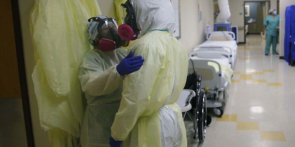 Medizinische Mitarbeiter von DHR Health in McAllen (Texas) in einer Einrichtung zur Betreuung von Covid-19-Patienten. Foto: Eric Gay/AP/dpa Medizinische Mitarbeiter von DHR Health in McAllen (Texas) in einer Einrichtung zur Betreuung von Covid-19-Patienten. Foto: Eric Gay/AP/dpa