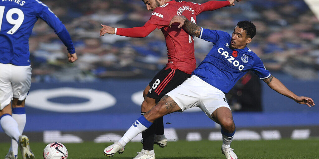 Manchester Uniteds Matchwinner Bruno Fernandes im Zweikampf mit Evertons Allan