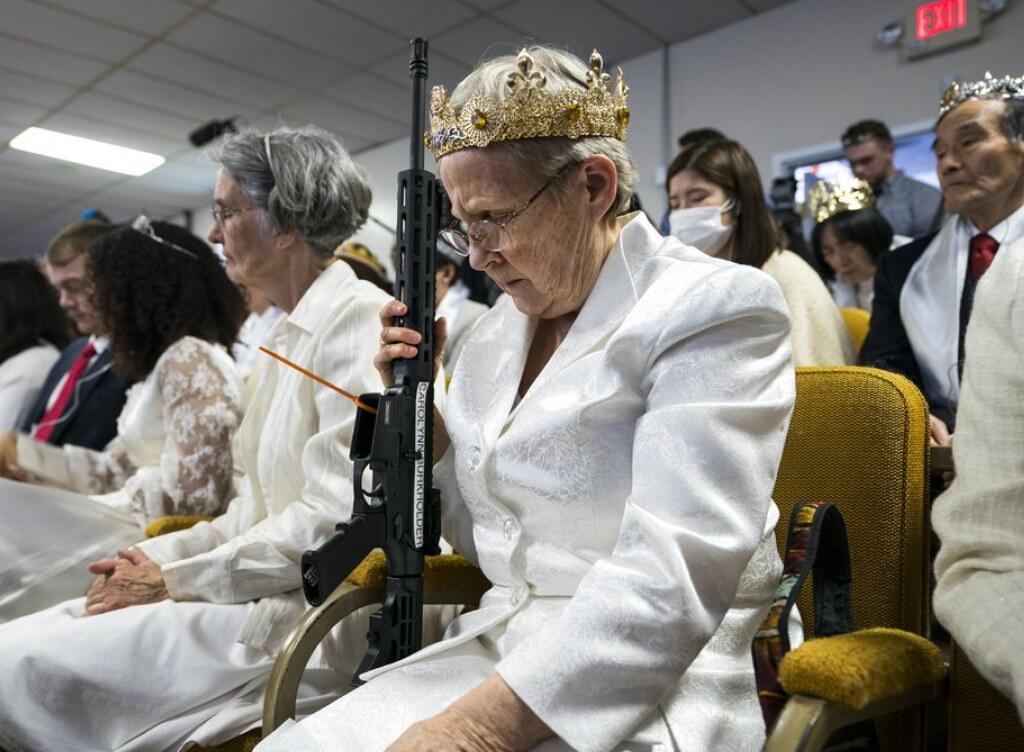 Frau mit Schnellfeuergewehr in einer Kirche in der US-Kleinstadt Newfoundland.