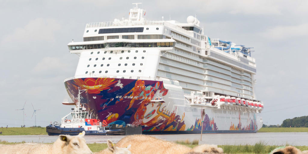 Das Schiff "World Dream" wird auf der schmalen Ems in die Nordsee überführt.