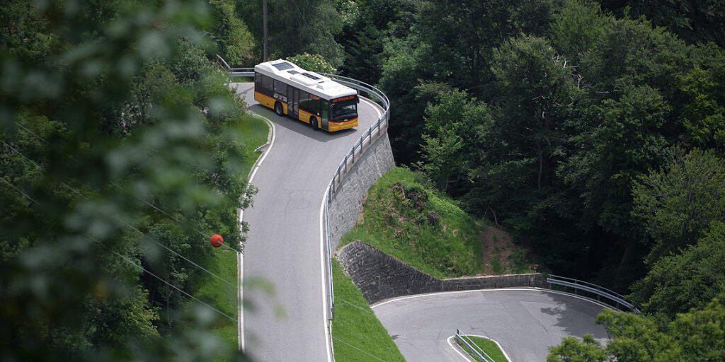 Die Revisionsstelle KPMG hat bei der Überprüfung der Rechnungen und Subventionen von PostAuto Schweiz gepfuscht. Dies hat eine ad hoc-Überprüfung der eidgenössischen Aufsichtsbehörde ergeben. (Archivbild)