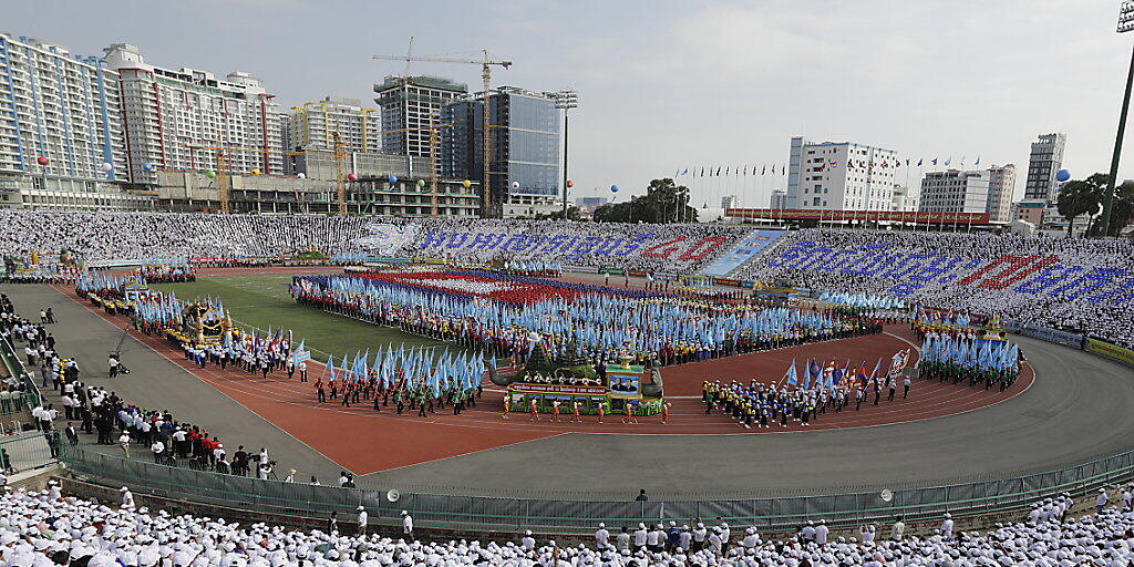 Kambodschaner schauen sich am 40. Jahrestag des Sieges über die Roten Khmer eine Parade im Olympiastadion von Phnom Penh an.