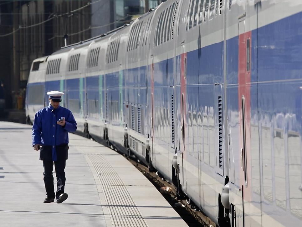 In die Gespräche rund um die Bahnreform der französischen Regierung kommt Bewegung. Regierungschef Edouard Philippe bot den streikenden Gewerkschaften die Übernahme eines Teils der Milliardenschulden der SNCF an. (Archiv)