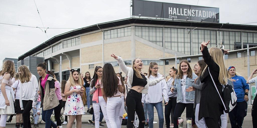 Ballone, Karten, Musik und Tanz: Trotz abgesagtem Konzert versammelten sich an Pfingstmontag rund sechzig Ariane-Grande-Fans vor dem Zürcher Hallenstadion.