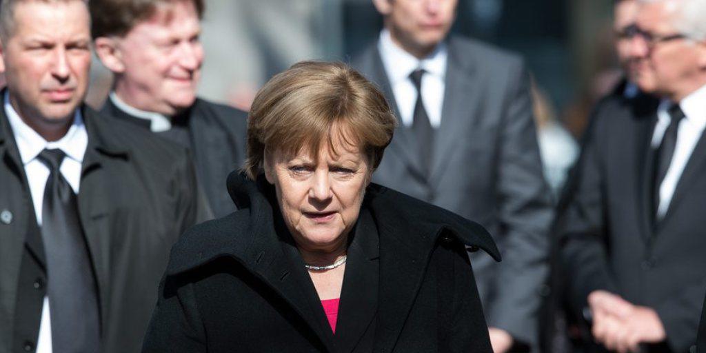 Deutschlands Kanzlerin Angela Merkel auf dem Weg zur St. Aposteln-Kirche in Köln, wo Angehörige, Freunde und politische Weggefährten Abschied von Guido Westerwelle nehmen.