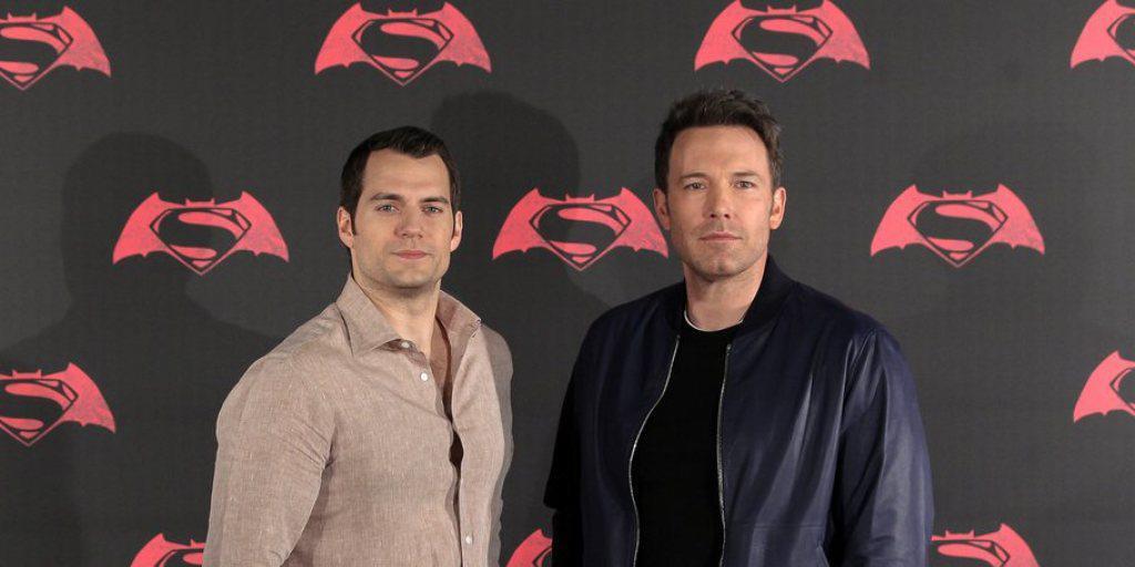 Henry Cavill und Ben Affleck (r) spielen im Film "Batman vs Superman" erfolgreich die Hauptollen. An den US-Kinokassen bringen sie den Dollar zum Rollen (Archiv)