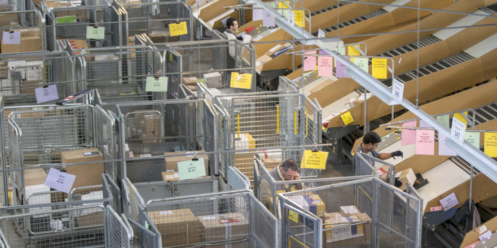 Die Post befördert dank dem E-Commerce-Boom immer mehr Pakete. Allein im Paketzentrum Härkingen wurden seit 1999 eine Milliarde Päckli sortiert. (Archivbild)