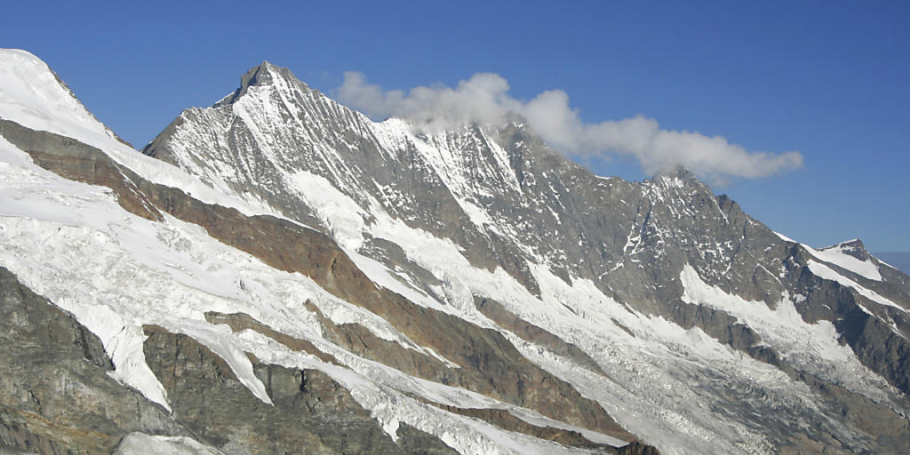 Schön aber gefährlich: Immer wieder stürzen Alpinisten in den Schweizer Bergen ab. Am Samstag stürzte ein Mann am Täschhorn ( links) in den Tod. Er war nicht angeseilt (Archiv).