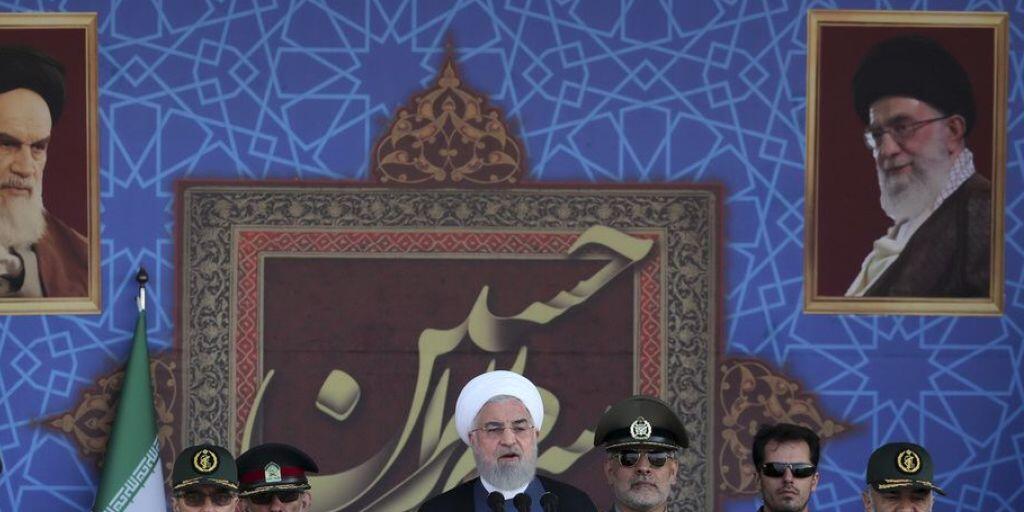 Ruhani spricht an der Militärparade anlässlich des 39. Jahrestags des Beginns Iran-Irak-Krieges.