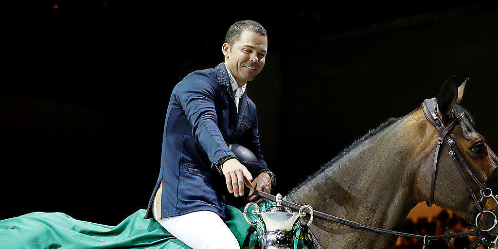 Kent Farrington, hier in einer Archivaufnahme mit Gazelle, greift nach dem Pokal.