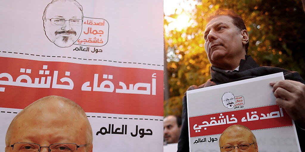 Eine Demonstration nach dem Tod des saudischen Journalisten Jamal Khashoggi. Die Wirtschaftskommission des Nationalrates hat nun beschlossen, die Beratungen zu einem Abkommen mit dem Land auszusetzen. (Archiv) Eine Demonstration nach dem Tod des saudischen Journalisten Jamal Khashoggi. Die Wirtschaftskommission des Nationalrates hat nun beschlossen, die Beratungen zu einem Abkommen mit dem Land auszusetzen. (Archiv)