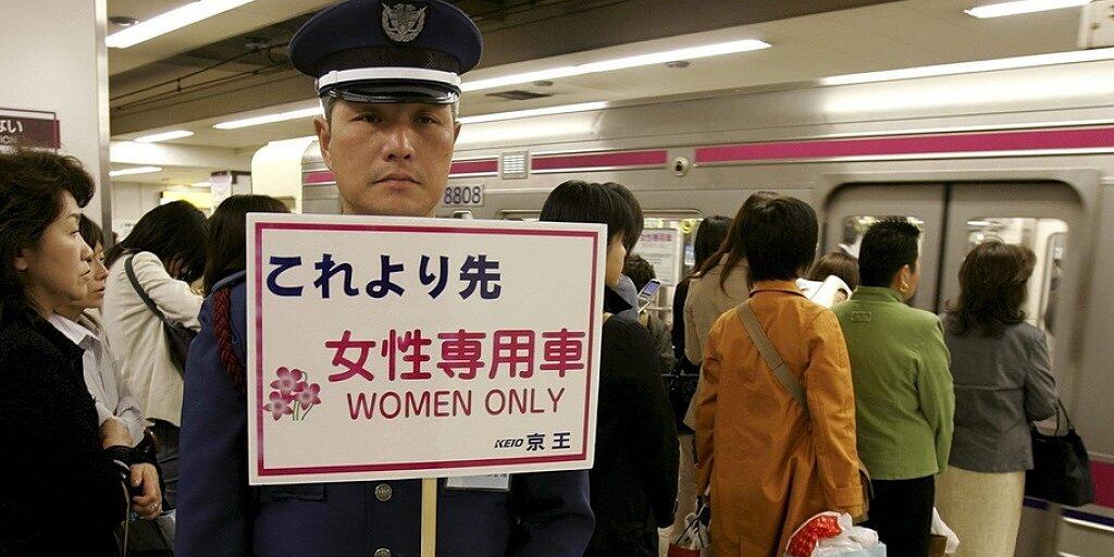 Eine Smartphone-App der Polizei von Tokio gegen Grapscher in der U-Bahn ist in Japan zum Riesenerfolg geworden - auf bestimmten U-Bahn-Linien in Tokio gibt es Abteile nur für Frauen. (Archivbild)