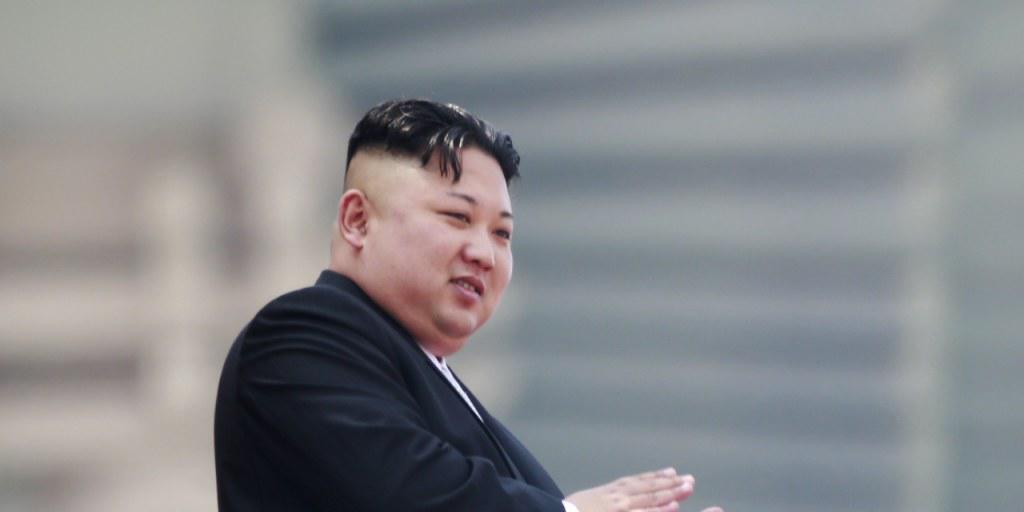 Ihm dürften die UNO-Sanktionen am wenigsten weh tun: der nordkoreanische Diktator Kim Jong Un lebt im Luxus, während sein Volk entweder am Hungertuch nagt oder in einem Konzentrationslager gequält wird.