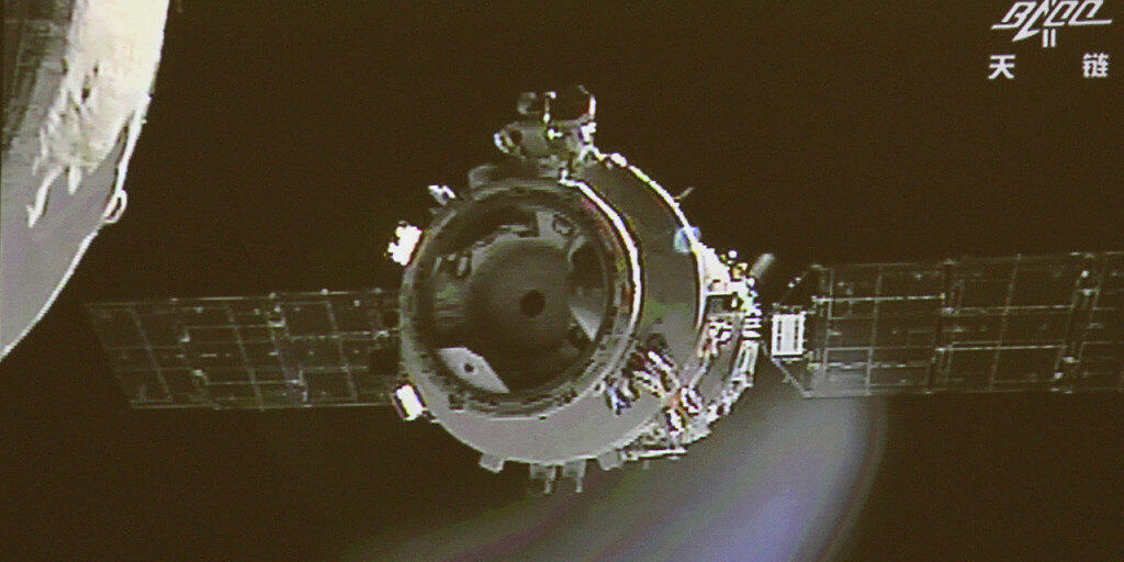 Tiangong 1 vollführt ein Koppelungsmanöver mit einer Shenzhou-Rakete. (Archivbild)