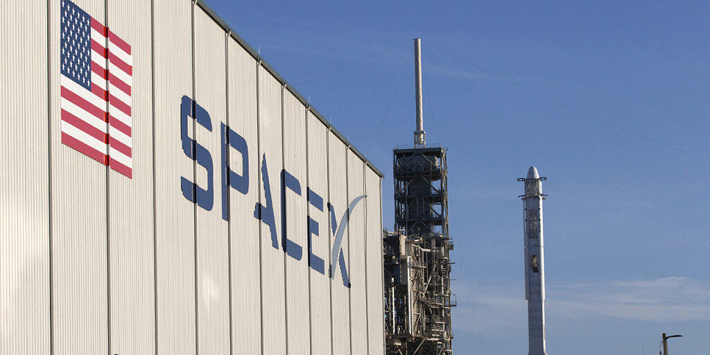 SpaceX-Gebäude und Rakete auf dem Weltraumbahnhof Cape Canaveral in Florida. (Archivbild)