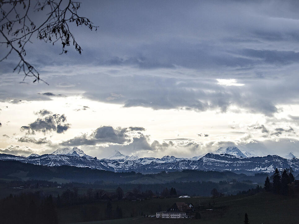 Föhnstimmung über den Berner Alpen mit Eiger, Mönch und Jungfrau am Mittwoch, 23. November 2016, bei Affoltern im Emmental. (Archiv)