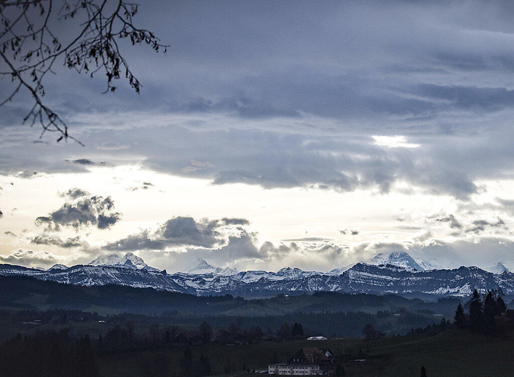 Föhnstimmung über den Berner Alpen mit Eiger, Mönch und Jungfrau am Mittwoch, 23. November 2016, bei Affoltern im Emmental. (Archiv)