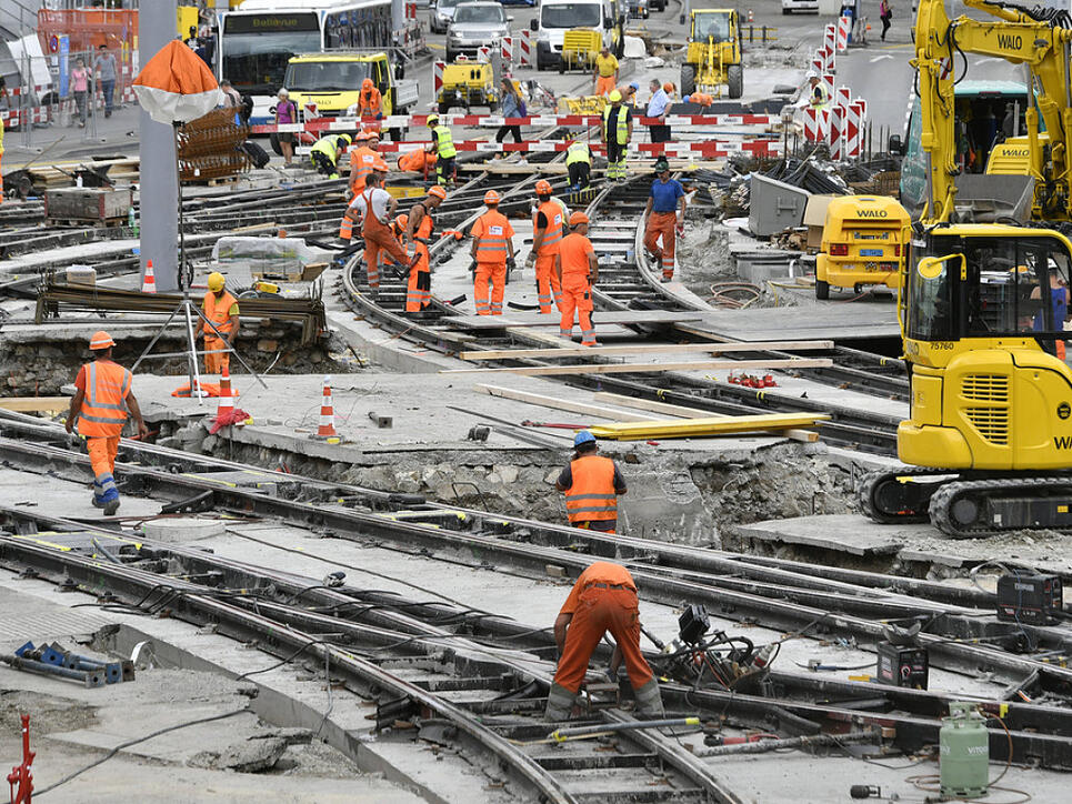 Dass die Bauarbeiter schwere und harte Arbeit leisten, stellt niemand in Abrede. Uneinig sind sich Baumeister und Gewerkschaften in der Lohnfrage. (Symbolbild)