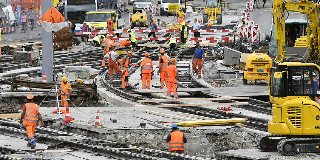 Dass die Bauarbeiter schwere und harte Arbeit leisten, stellt niemand in Abrede. Uneinig sind sich Baumeister und Gewerkschaften in der Lohnfrage. (Symbolbild)